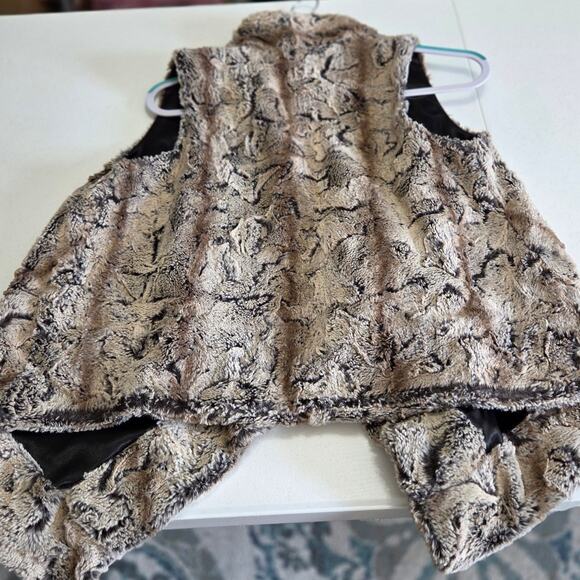 The Limited Woman's Faux Fur Vest size XS/S. "DRY CLEAN ONLY" - Picture 6 of 8